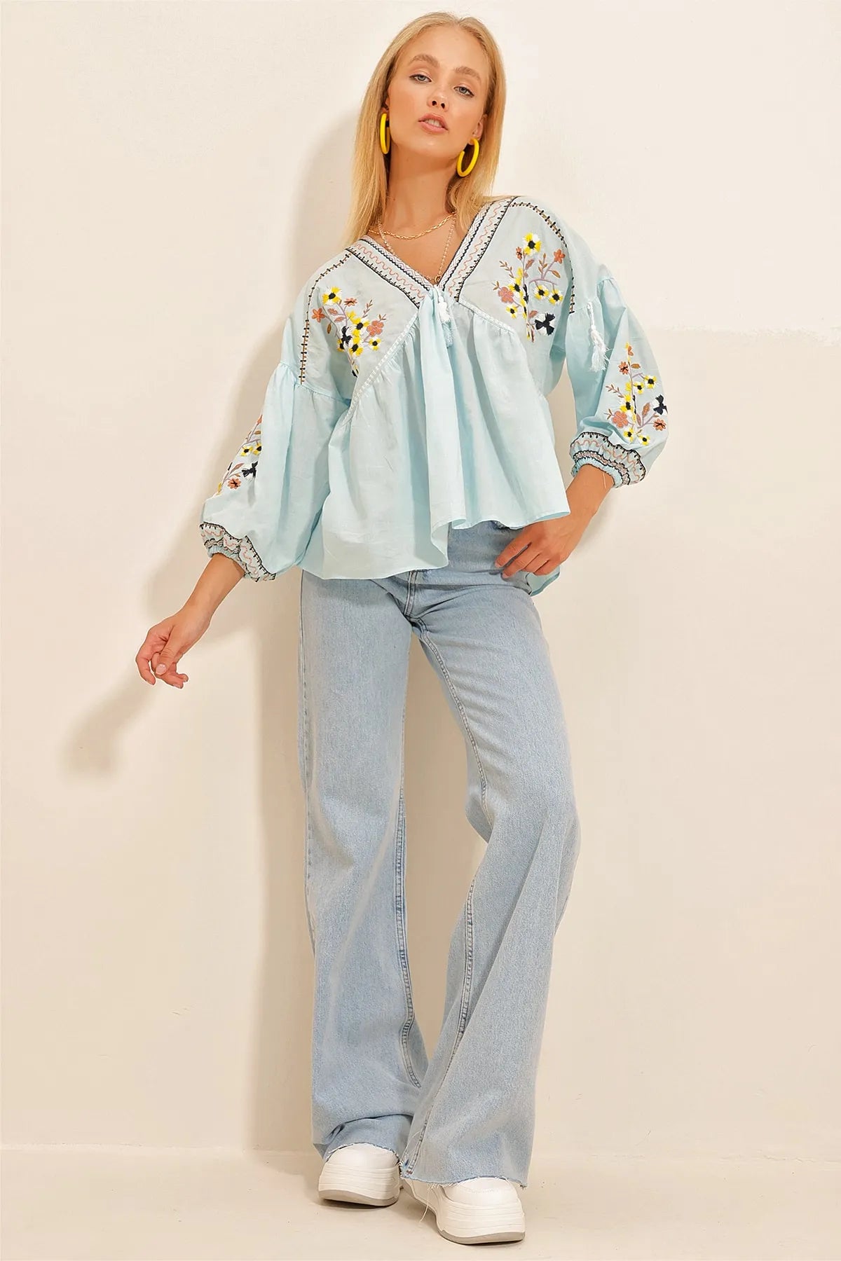 ---Trend Alaçatı Style Women's Blue V-Neck Balloon Sleeve Embroidered Blouse